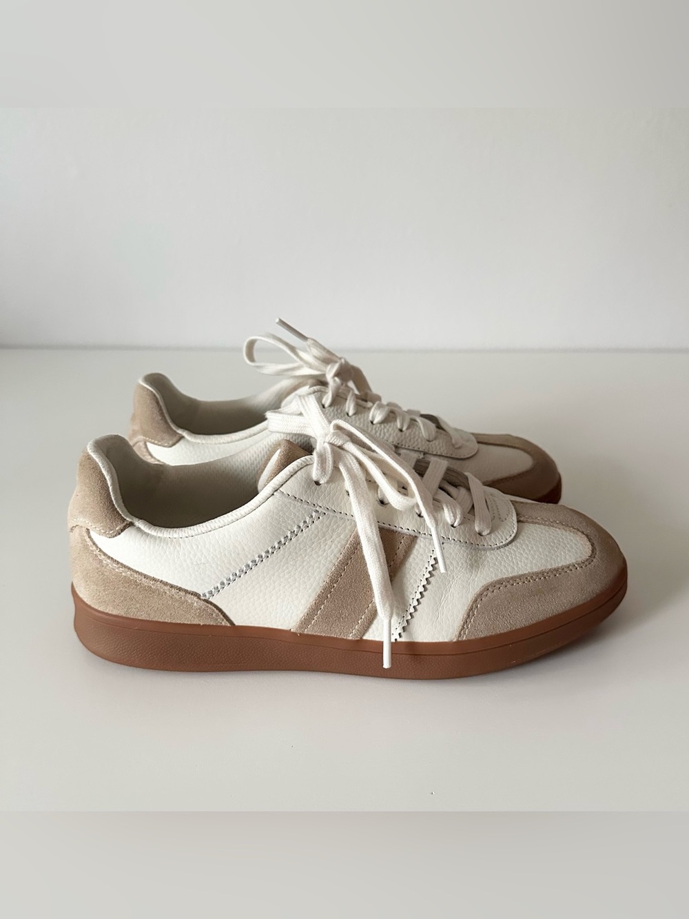 Clarks White Suede Leather Retro Gum Sole Sneakers Women Size 8